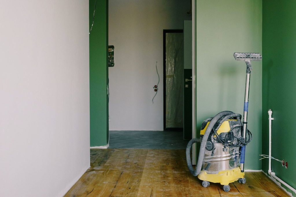 aspirateur de chantier dans une pièce en cours de rénovation