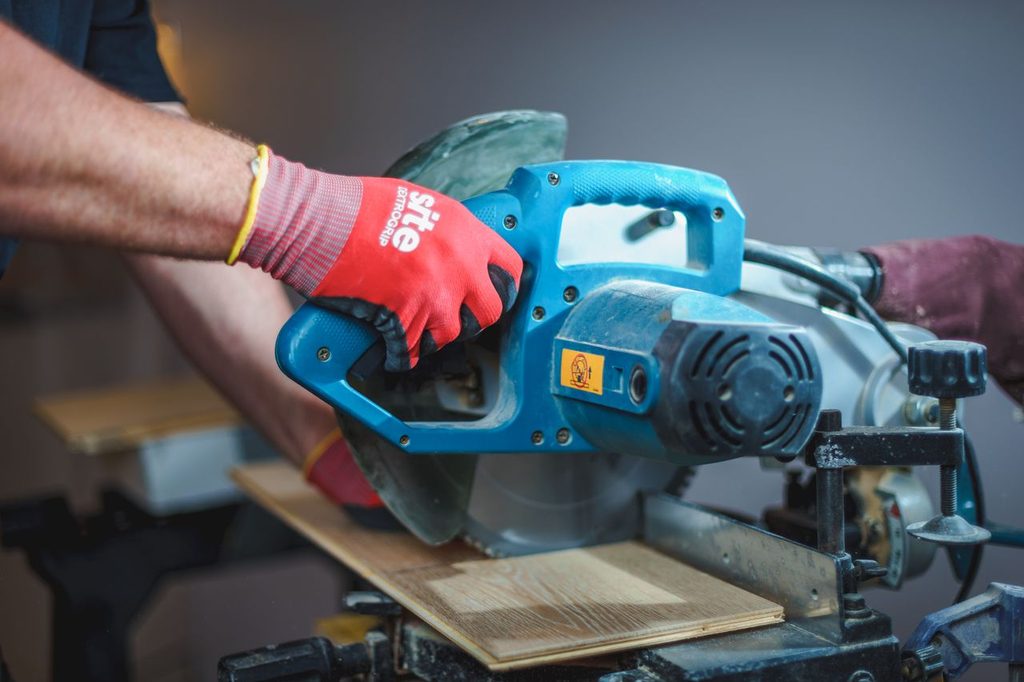 gants de protection pour bricolage avec scie à onglet