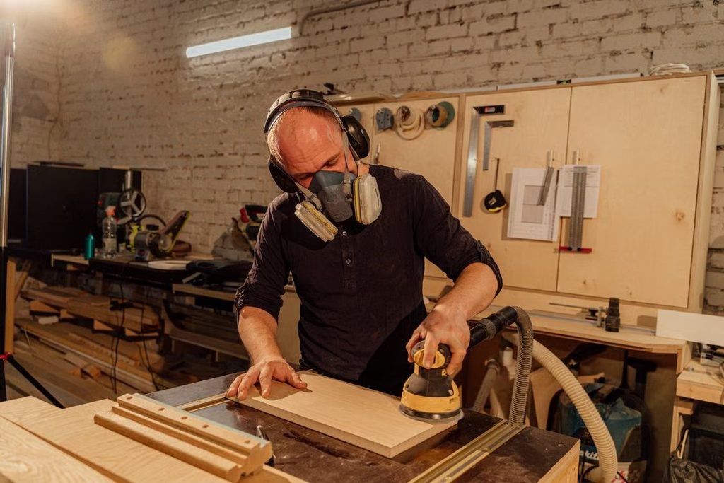 casque anti-bruit et masque de protection respiratoire pour le ponçage